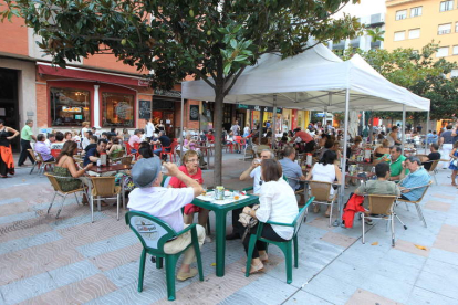 Terrazas en la plaza de Fernando Miranda, una de las más concurridas de Ponferrada.