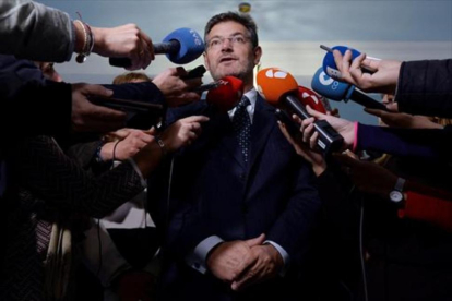 El ministro de Justicia, Rafael Catalá, atiende a la prensa el pasado mes de diciembre.