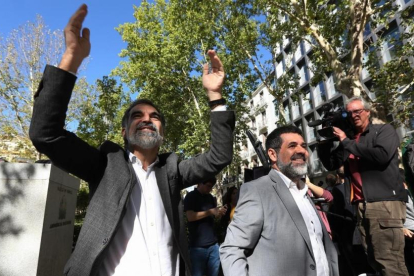 Jordi Sànchez y Jordi Cuixart, tras declarar en la Audiencia Nacional por un delito de sedición.