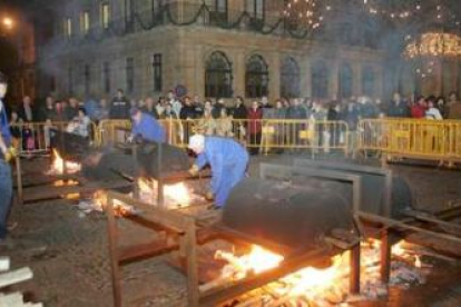 Imagen de la celebración de un magosto en la plaza de San Marcelo de León.