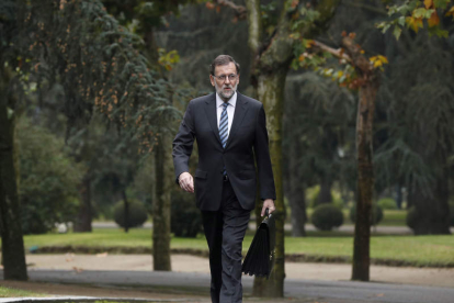 El presidente del Gobierno, Mariano Rajoy, a su llegada al Palacio de La Moncloa. EMILIO NARANJO