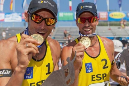 Herrera y Gavira, con la medalla de oro del Campeonato de Europa de vóley playa.