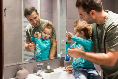 Àlex Martin acompaña a su hijo Alan mientras se cepilla los dientes.