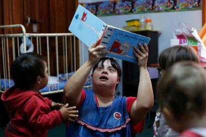 Noelia Garella explicando un cuento a sus alumnos.