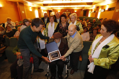 Félix Díez Robles recibe la placa a su larga vida de manos del concejal Eduardo Tocino. MARCIANO PÉREZ