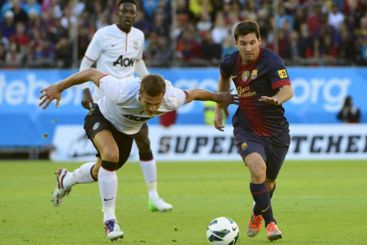 Leo Messi intenta zafarse de un defensor rival durante el partido de ayer.