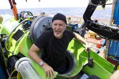 James Cameron, en el vehículo que le lleva a las profundidades abisales.