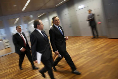 Mario Draghi llega a la rueda de prensa para anunciar medidas de apoyo a Grecia.