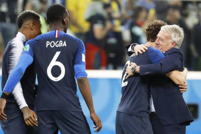 El entrenador francés, Didier Deschamps, felicita a sus jugadores tras clasificarse para la final del Mundial.