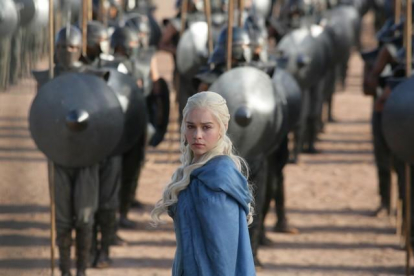La actriz Emilia Clarke, en su papel de Daenerys Targaryen, ante su ejército de Inmaculados en 'Juego de tronos'.