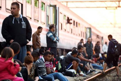 Refugiados ante un tren en Croacia.