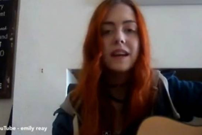 Emily Reay es una joven británica a la que le gusta cantar.