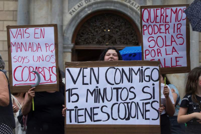 Imagen de una manifestación feminista contra las violaciones múltiples. ENRIC FONTCUBERTA