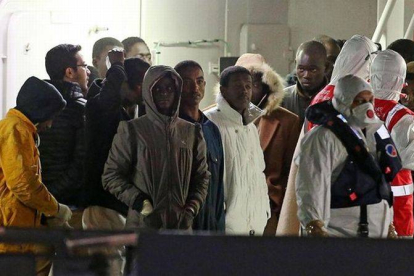 Supervivientes del naufragio, a su llegada al puerto de Catania a bordo del guardacostas 'Bruno Gregoretti', este martes por la madrugada.