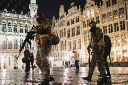 Soldados belgas vigilan en la Grand Place de Bruselas.