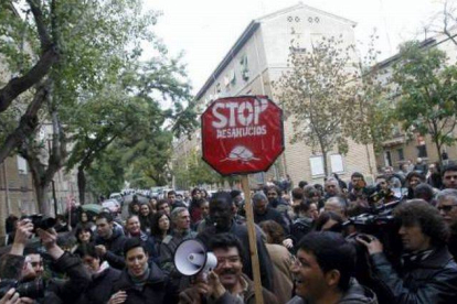 Manifestantes protestan para evitar un desalojo en Zaragoza el pasado mes de noviembre.