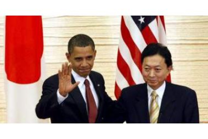Obama finaliza una rueda de prensa con el primer ministro japonés, Yukio Hatoyama, ayer en Tokio.