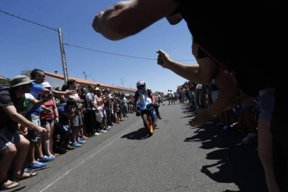 Los aficionados hacen un pasillo de honor en la recta de meta al vencedor en la categoría reina del Gran Premio de La Bañeza, el piloto murciano Ángel Jesús Castillejo. JESÚS