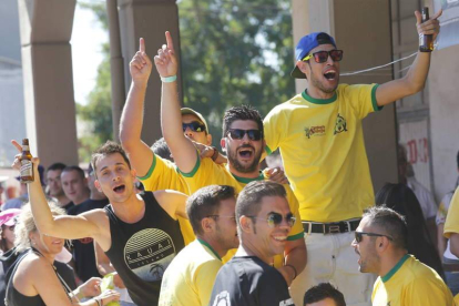 Las peñas, una estampa habitual en el Gran Premio. JESÚS