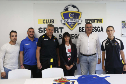 El Sport Bernesga en la presentación de su escudo. FERNANDO OTERO.