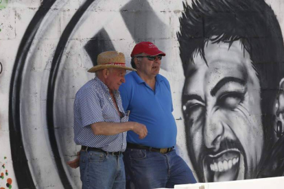 Dos aficionados contemplan la carrera bañezana. JESÚS