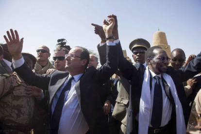El presidente francés, François Hollande, junto a su homólogo maliense, Dioncunda Traoré.