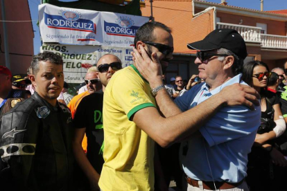 Falagán se abraza con Martínez Mas en el homenaje a su hermano Bernat y el gallego Rivas. JESÚS