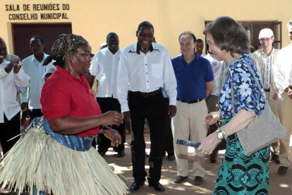 La reina Sofía se unía ayer a las mujeres que bailaban en el municipio de Manhiça.