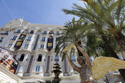 La estatua de un ángel del artista Piotr Stronsky frente al hotel Carlton de Cannes.