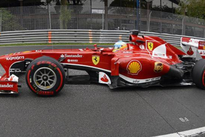 El Ferrari de Fernando Alonso, en el mojado circuito Gilles Villeneuve.
