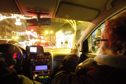 Los mayores quedan maravillada del viaje en taxi que les permite recorrer las calles iluminadas de la ciudad.