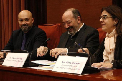 Saül Gordillo, Vicent Sanchis y Núria Llorach, en la comisión de control de la CCMA, en el Parlament.