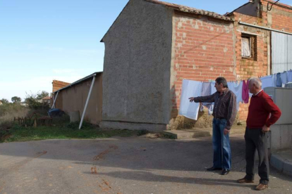 Dos vecinos de Grajal de la Ribera indican el lugar en el que apareció el camión.