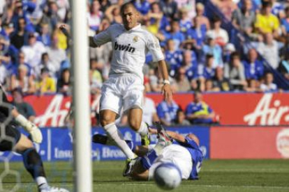 Benzema y el defensa del Leicester City Paul Konchesky luchan por el balón.