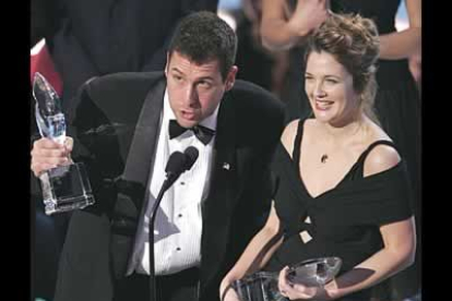 Drew Barrymore y Adam Sandler recibieron el premio por su trabajo en la película 50 primeras citas.