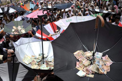 Activistas yemeníes, recaudando fondos.