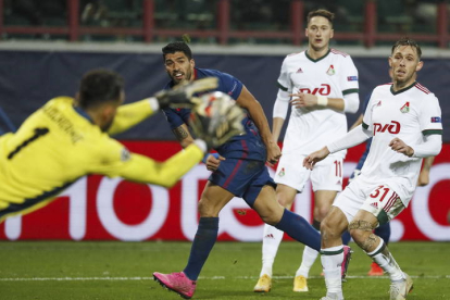 Luis Suárez lanza ante la porteria del Lokomotiv, que atrapa el portero Guilherme. YURI KOCHETKOV