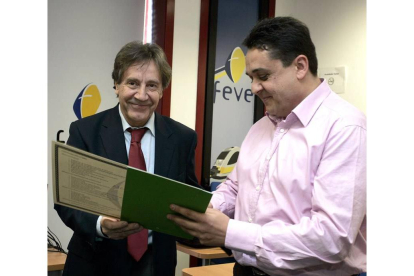 Ángel Villalba, entrega los diplomas con los que se clausura la primera promoción de conductores de tranvía