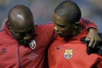 El camerunés de Osasuna Pierre Webó saluda a Eto'o, que reapareció tras muchos meses