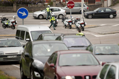 Agentes de la Guardia Civil de tráfico realizan su labor en una carretera cántabra.