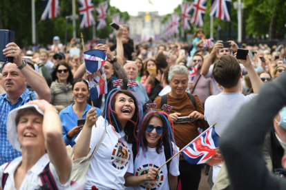 Ciudadanos británicos, en el desfile del Jubileo de Platino. ANDY RAIN