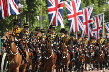 Parte de los más de 1.400 soldados y 250 caballos de la División Doméstica del Ejército Británico que desfilaron hasta el Palacio de Buckingham. EMMA WADE