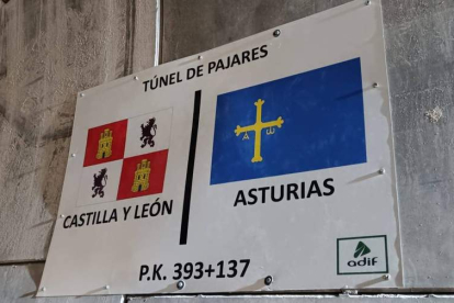 La Raya, bajo tierra, entre León (señalado por Adif con la bandera de la autonomía) y Asturias. DL