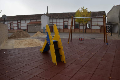 Nuevo parque infantil en el colegio de Fresno.