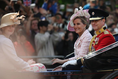 Lady Luisa Windsor, la británica Sofía y Eduardo, conde y condesa de Wessex, viajan en un carruaje abierto. NEIL HALL