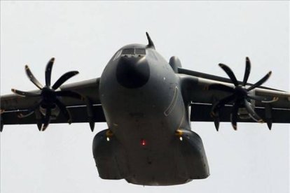Un avión de carga militar de los Estados Unidos se dispone a aterrizar en la base militar turca de Incirlik, cerca de la ciudad de Adana.