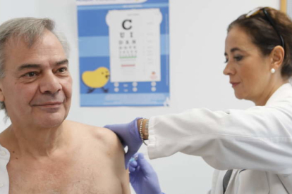 José Pedro Fernández se vacunó ayer, en el primer día de la campaña contra la gripe. RAMIRO