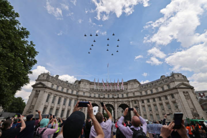 Las multitudes observan los aviones de combate de la RAF (Royal Air Force) volar en formación para formar el número 70.DAVE JENKINS