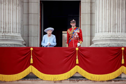 Su Majestad la Reina y Su Alteza Real el Duque de Kent, en el balcón del Palacio de Buckingham. DONALD C. TODD