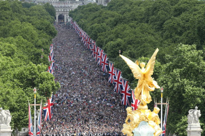 La multitud arropó a su reina en el desfile d el Jubileo de Platino. JIMMY WISE
